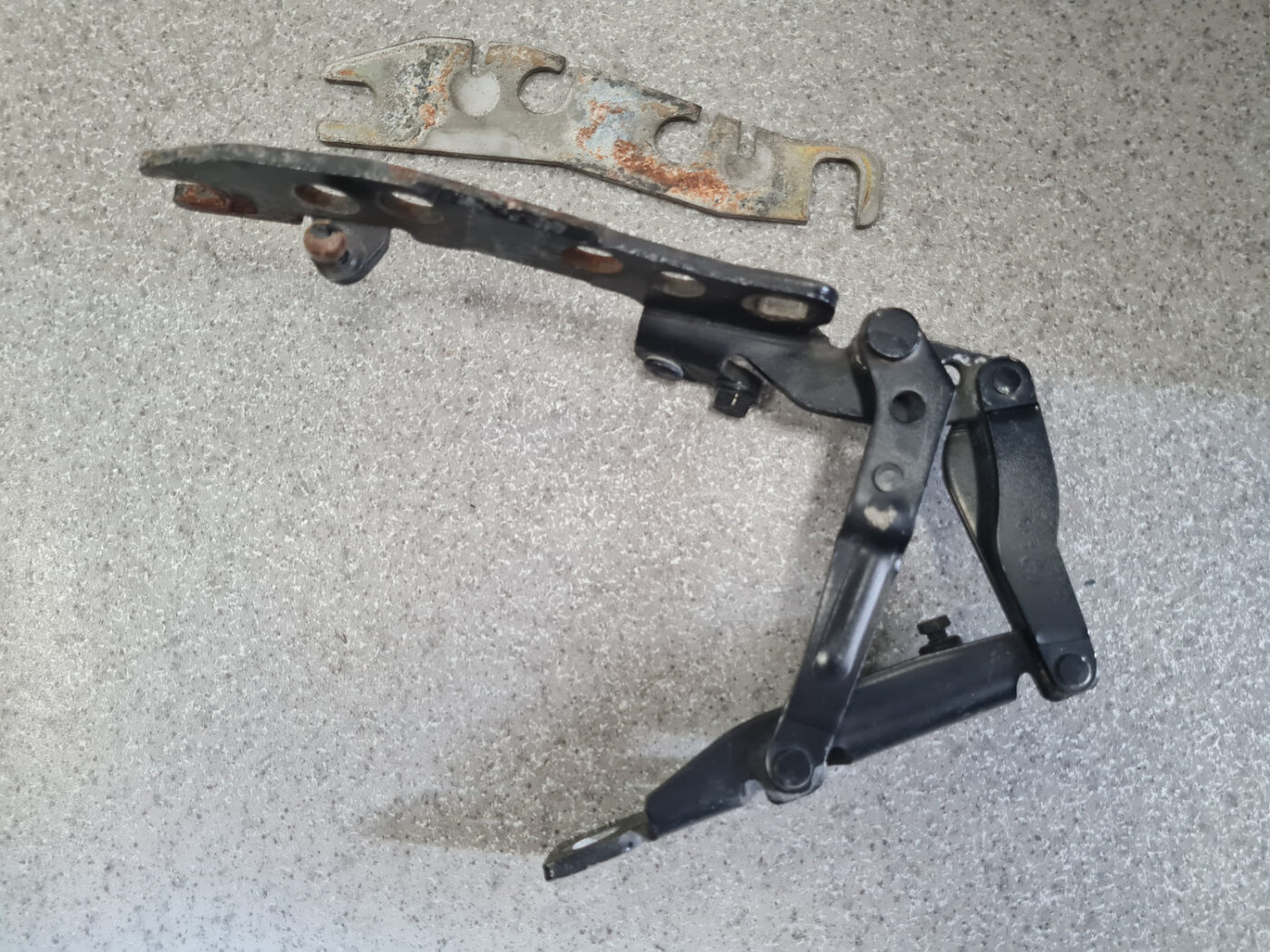 Pārsega eņģe, pa labi priekš BMW 530D E39 2001 TOURING 2 Pārsega eņģe, pa labi priekš BMW 530D E39 2001 TOURING