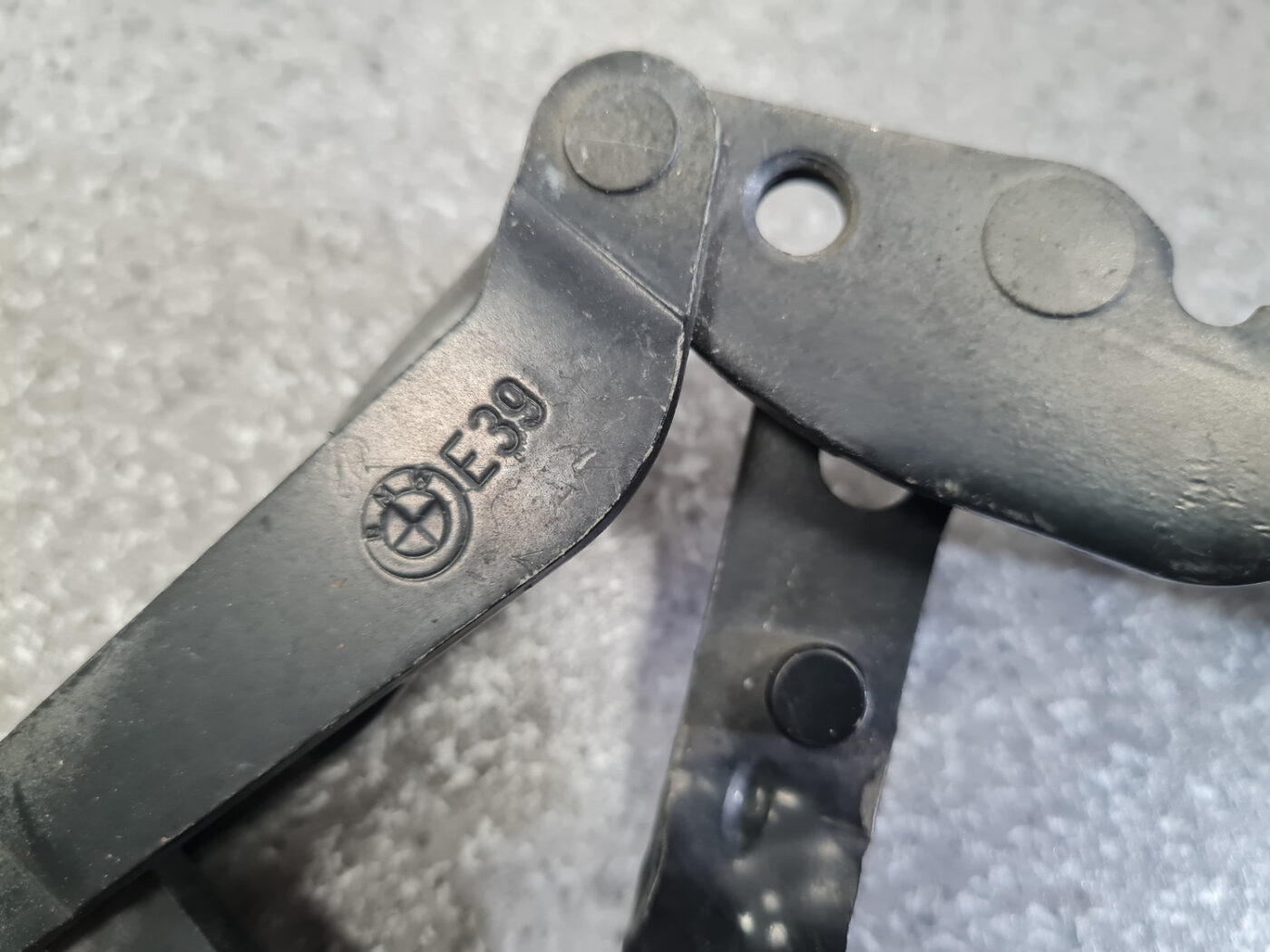 Pārsega eņģe, pa labi priekš BMW 530D E39 2001 TOURING 5 Pārsega eņģe, pa labi priekš BMW 530D E39 2001 TOURING