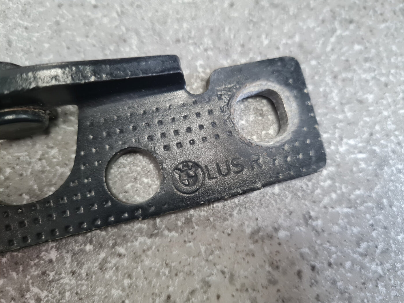 Pārsega eņģe, pa labi priekš BMW 530D E39 2001 TOURING 4 Pārsega eņģe, pa labi priekš BMW 530D E39 2001 TOURING