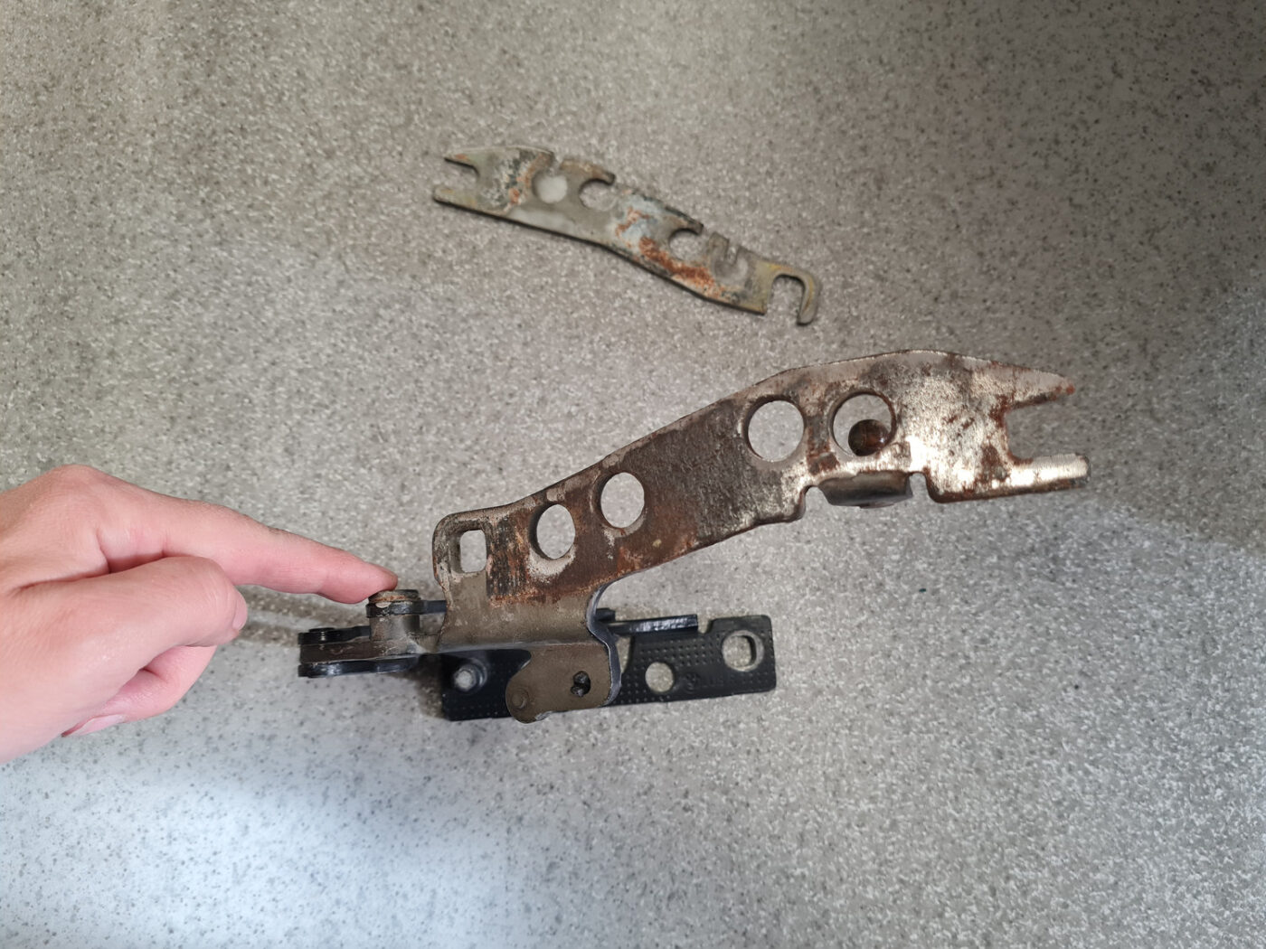 Pārsega eņģe, pa labi priekš BMW 530D E39 2001 TOURING 3 Pārsega eņģe, pa labi priekš BMW 530D E39 2001 TOURING