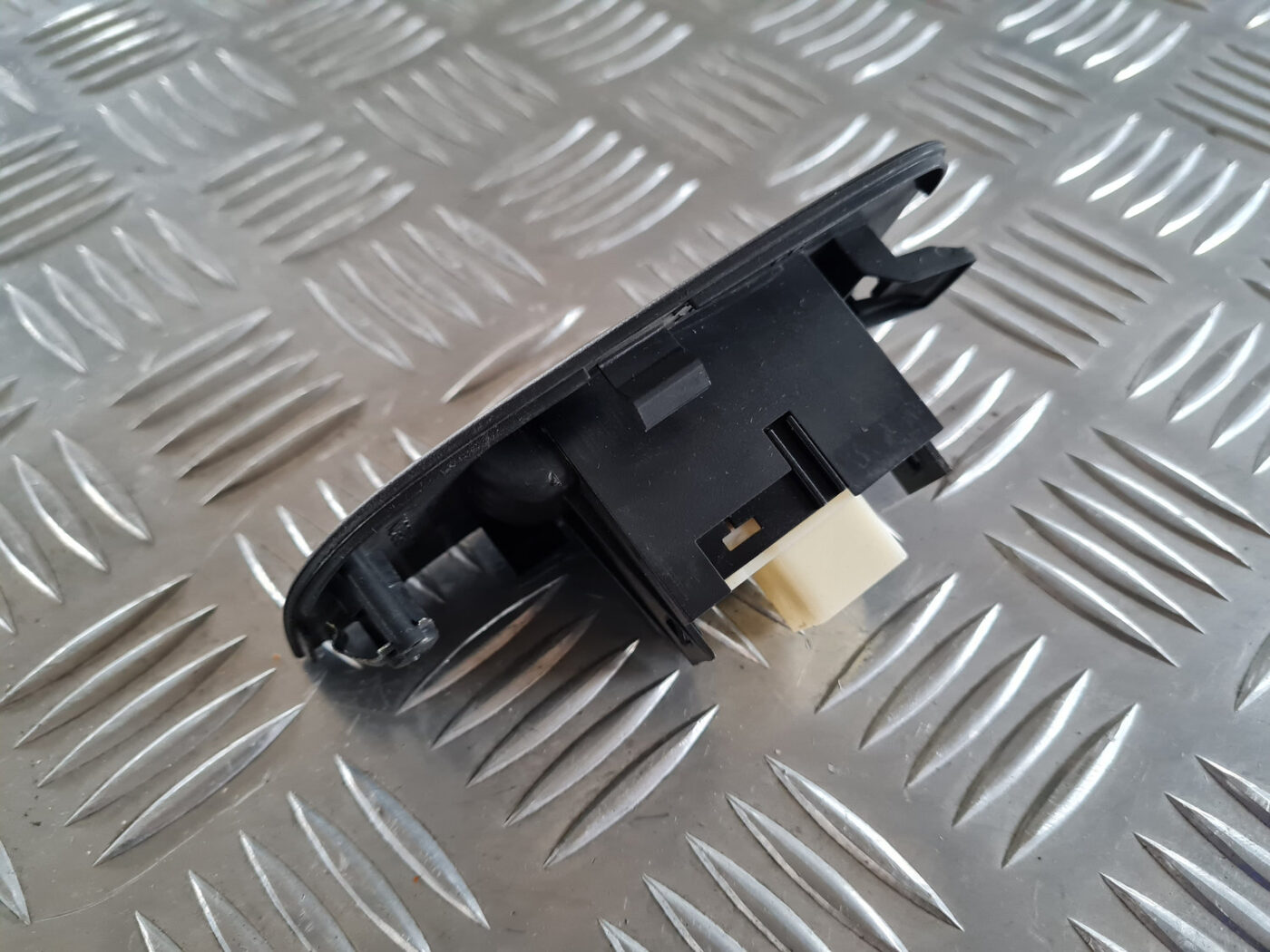 Stikla pacelšanas poga priekš TOYOTA AVENSIS 2007 UNIVERSAL 2 Stikla pacelšanas poga priekš TOYOTA AVENSIS 2007 UNIVERSAL