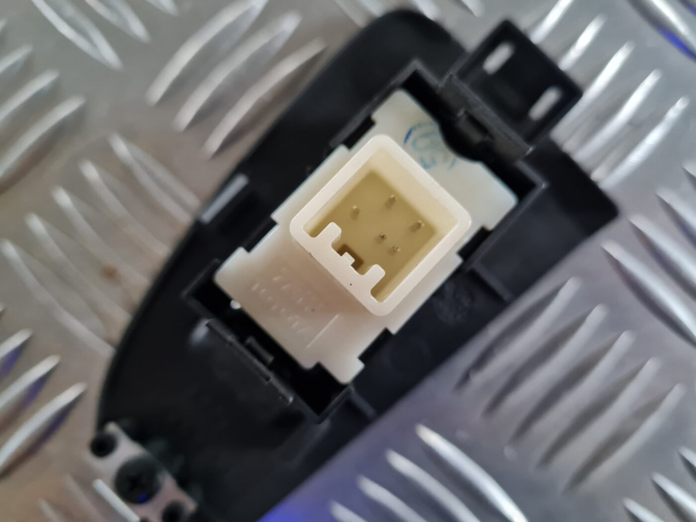 Stikla pacelšanas poga priekš TOYOTA AVENSIS 2007 UNIVERSAL 4 Stikla pacelšanas poga priekš TOYOTA AVENSIS 2007 UNIVERSAL