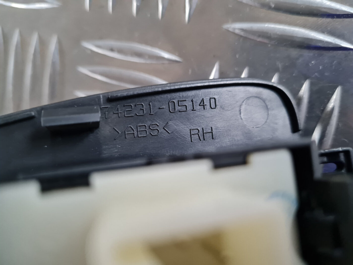 Stikla pacelšanas poga priekš TOYOTA AVENSIS 2007 UNIVERSAL 3 Stikla pacelšanas poga priekš TOYOTA AVENSIS 2007 UNIVERSAL