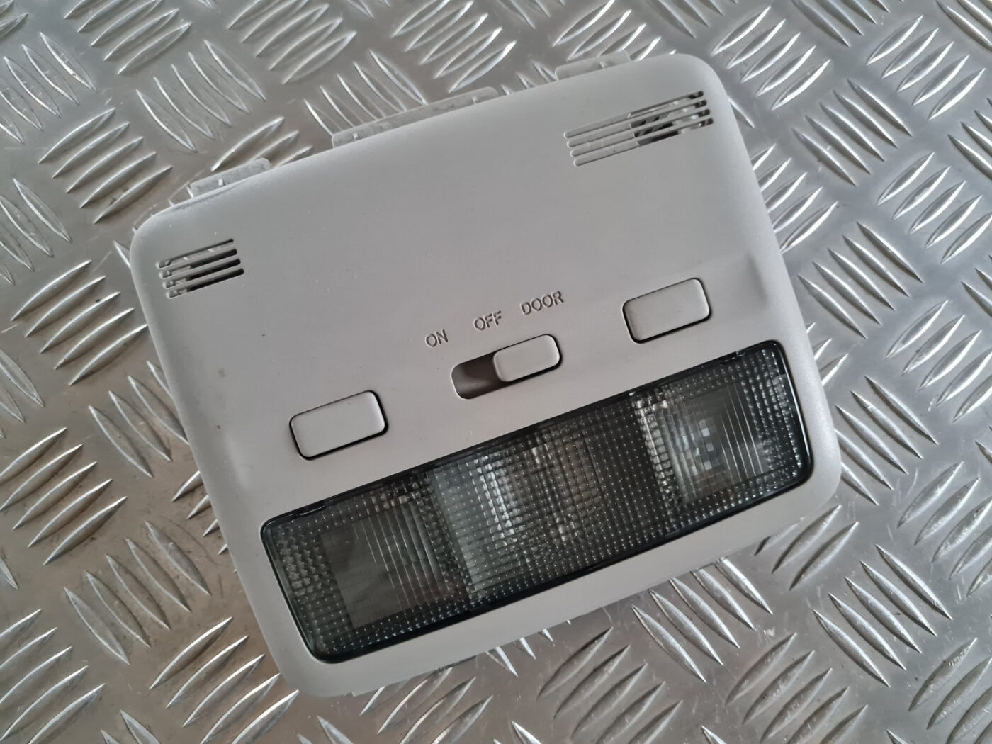 Salona apgaismojuma panelis priekš TOYOTA AVENSIS 2007 UNIVERSAL 2 Salona apgaismojuma panelis priekš TOYOTA AVENSIS 2007 UNIVERSAL