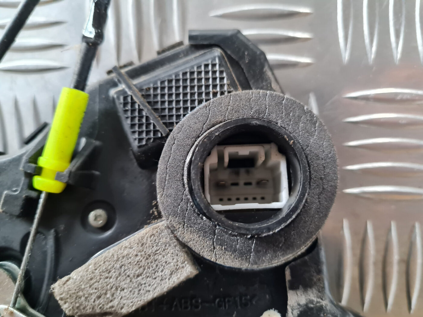 Priekšējo labo durvju slēdzene priekš TOYOTA AVENSIS 2007 UNIVERSAL