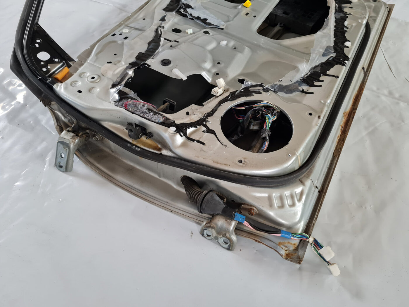 Priekšējās labās durvis priekš TOYOTA AVENSIS 2007 UNIVERSAL 9 Priekšējās labās durvis priekš TOYOTA AVENSIS 2007 UNIVERSAL