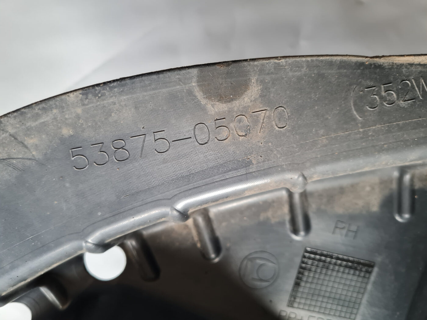 Priekšējais labais paspārns priekš TOYOTA AVENSIS 2007 UNIVERSAL