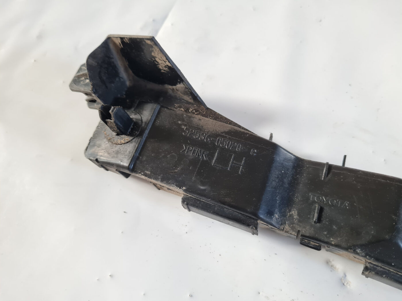 Priekšēja bufera kreisāis kronšteins priekš TOYOTA AVENSIS 2007 UNIVERSAL 2 Priekšēja bufera kreisāis kronšteins priekš TOYOTA AVENSIS 2007 UNIVERSAL