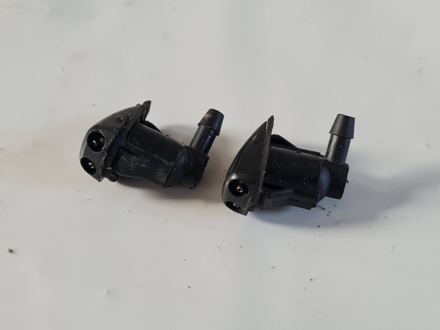 Vējstikla mazgāšanas šķidruma sprausla priekš TOYOTA AVENSIS 2007 UNIVERSAL