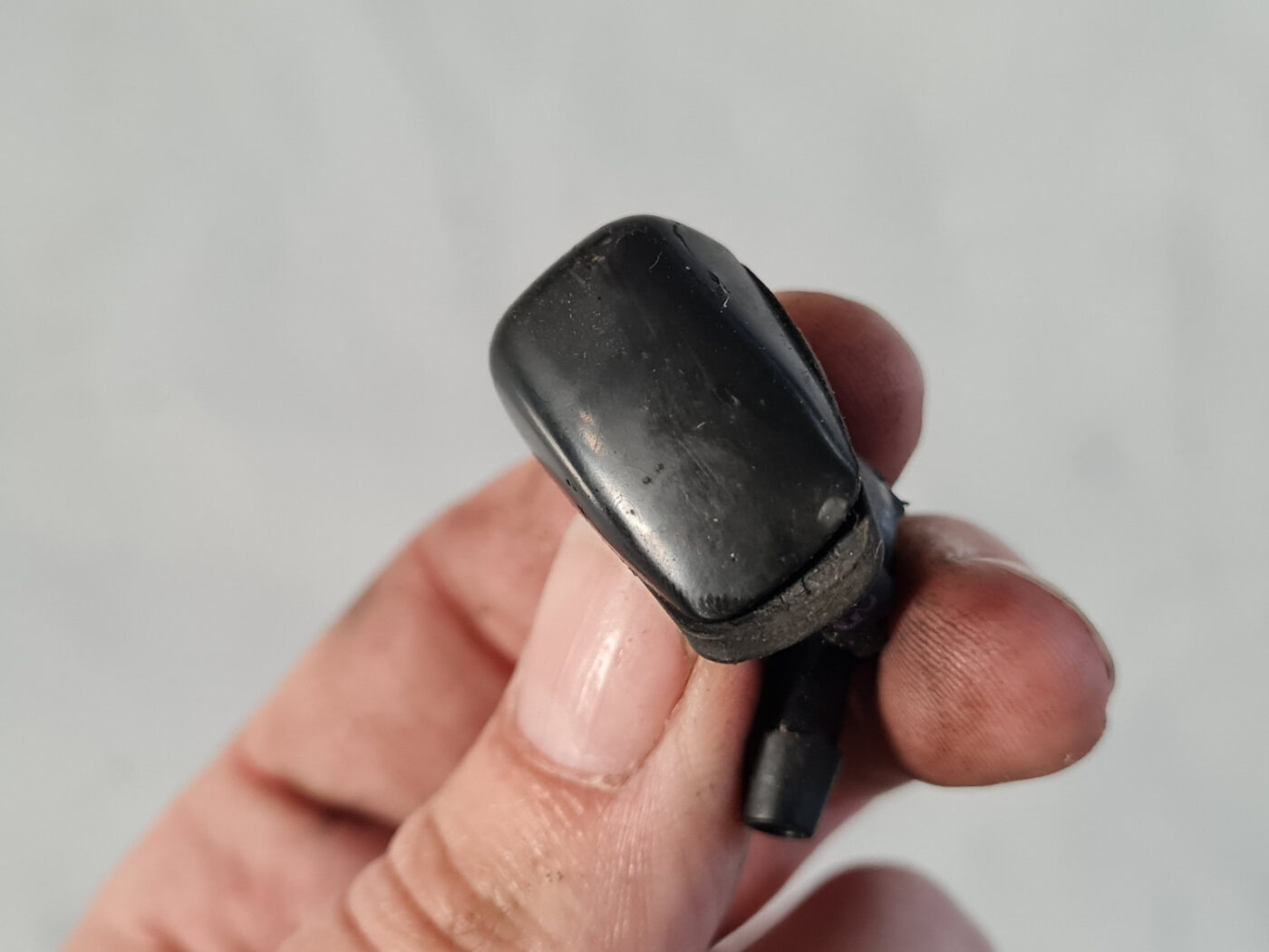 Vējstikla mazgāšanas šķidruma sprausla priekš TOYOTA AVENSIS 2007 UNIVERSAL