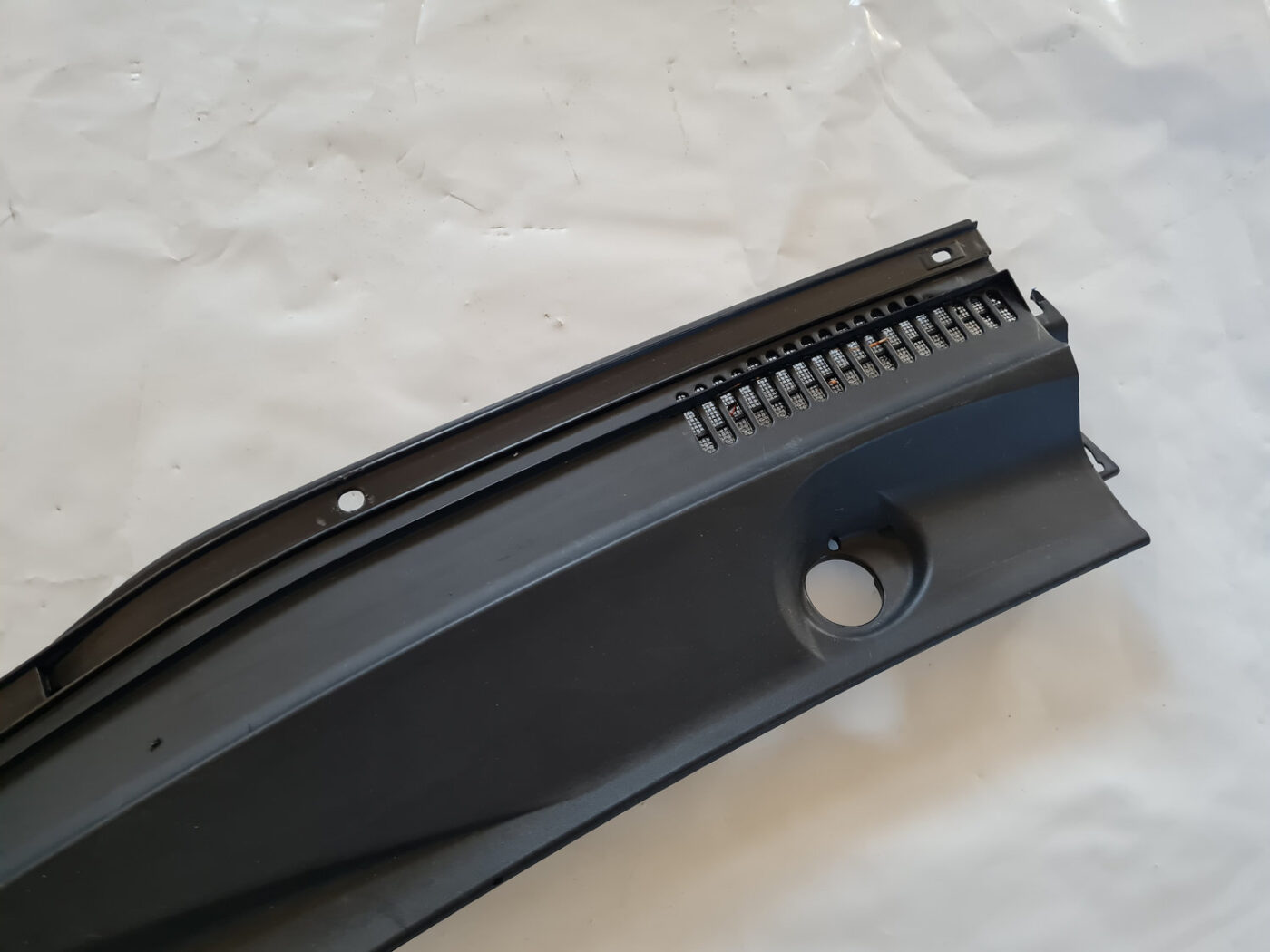 Vējstikla uzlikas (deflektora) režģis priekš TOYOTA AVENSIS 2007 UNIVERSAL