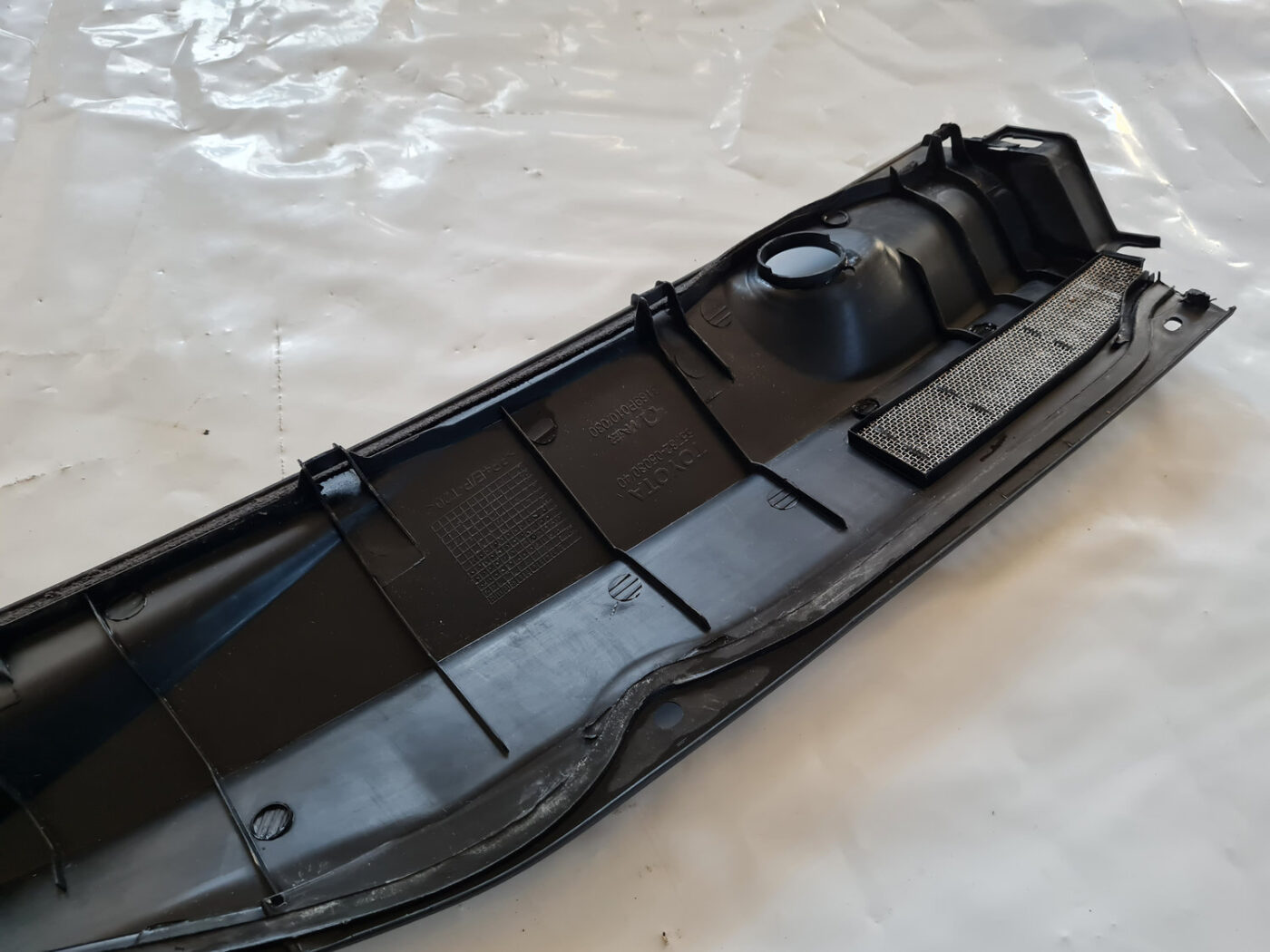 Vējstikla uzlikas (deflektora) režģis priekš TOYOTA AVENSIS 2007 UNIVERSAL