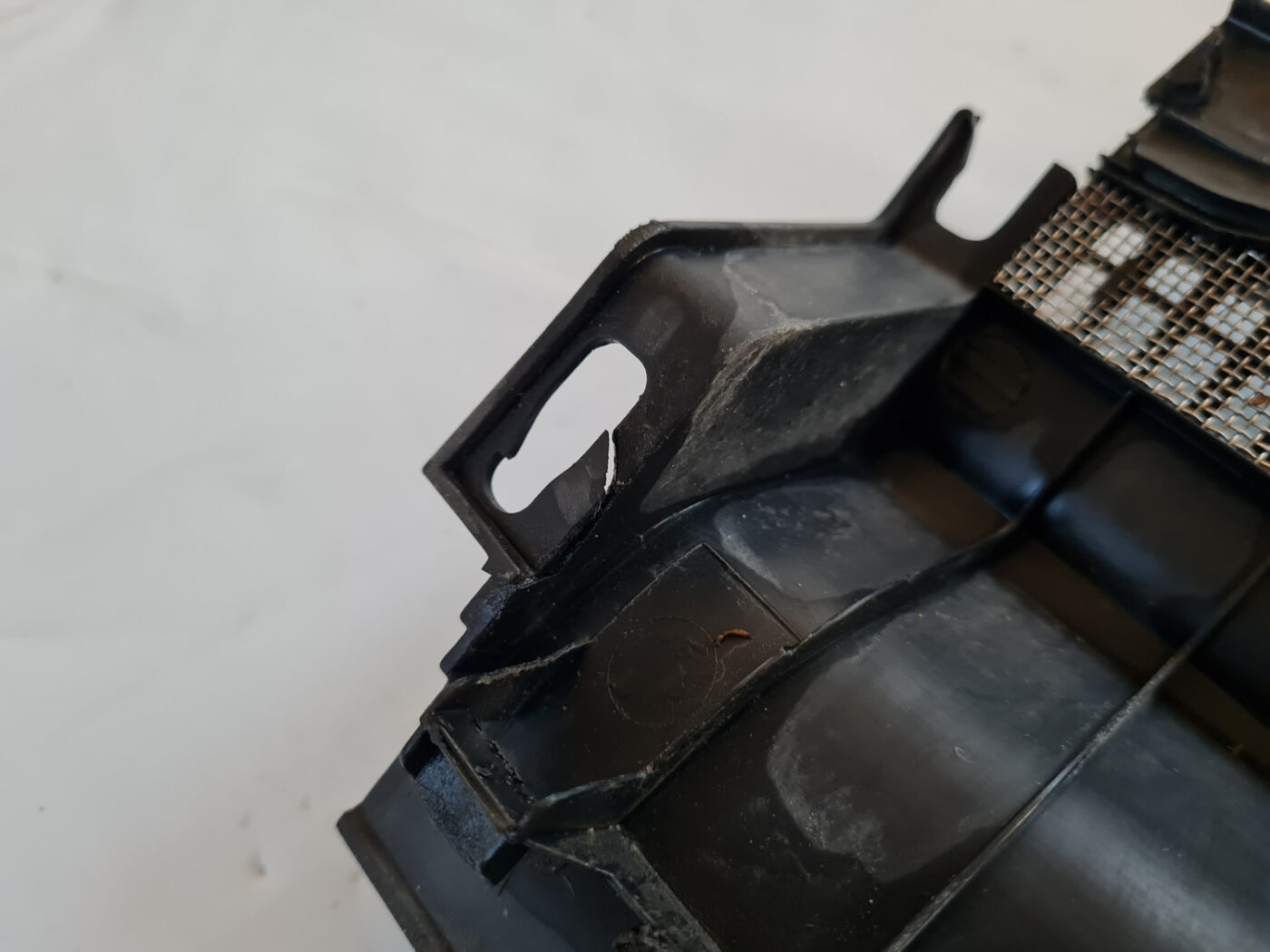 Vējstikla uzlikas (deflektora) režģis priekš TOYOTA AVENSIS 2007 UNIVERSAL