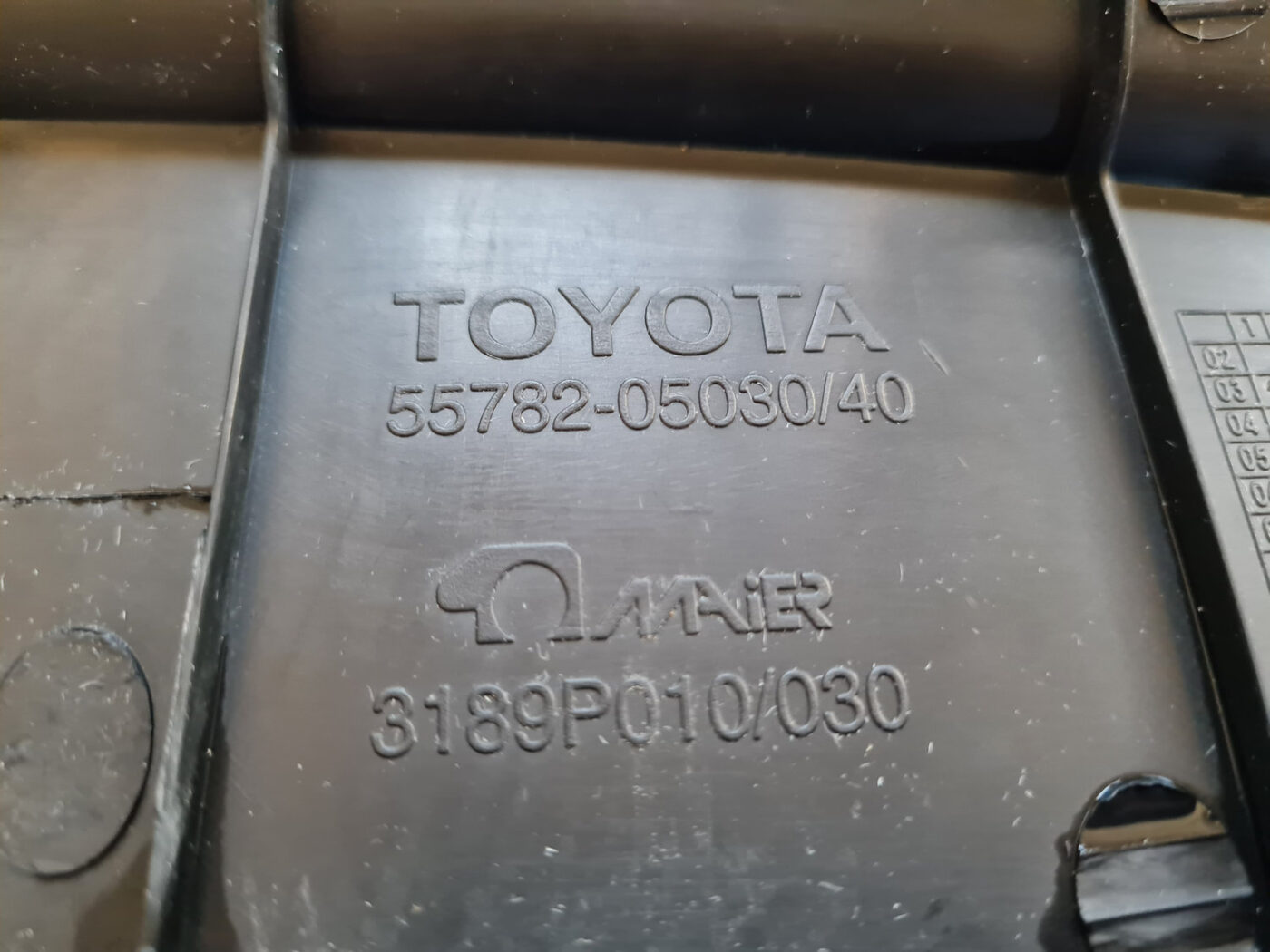 Vējstikla uzlikas (deflektora) režģis priekš TOYOTA AVENSIS 2007 UNIVERSAL