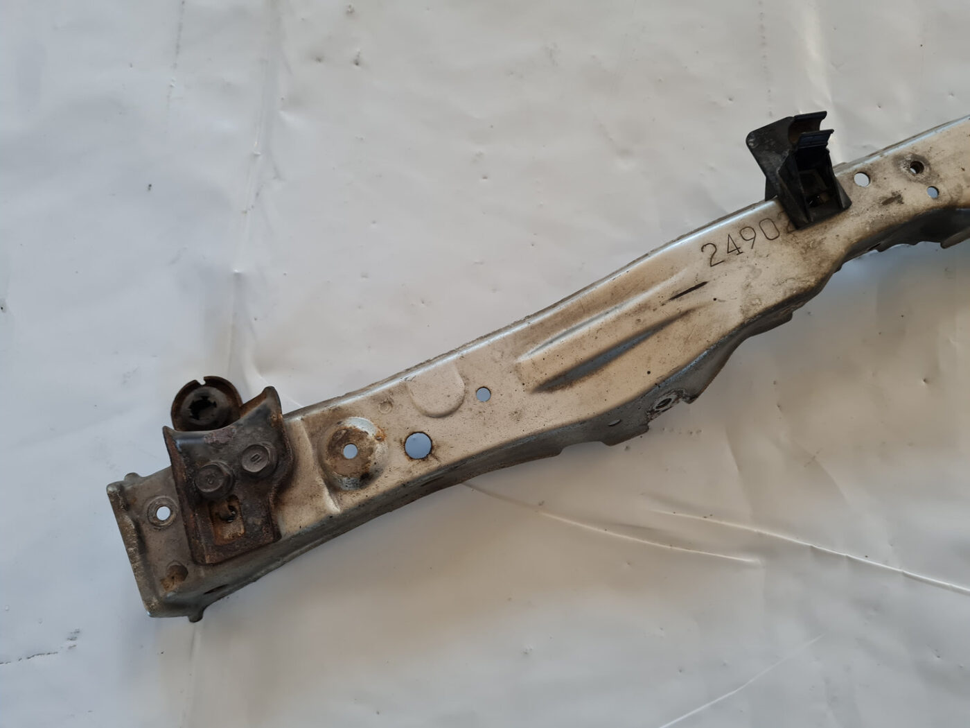 Priekšējā radiatora rāmja augšēja daļa priekš TOYOTA AVENSIS 2007 UNIVERSAL 2 Priekšējā radiatora rāmja augšēja daļa priekš TOYOTA AVENSIS 2007 UNIVERSAL