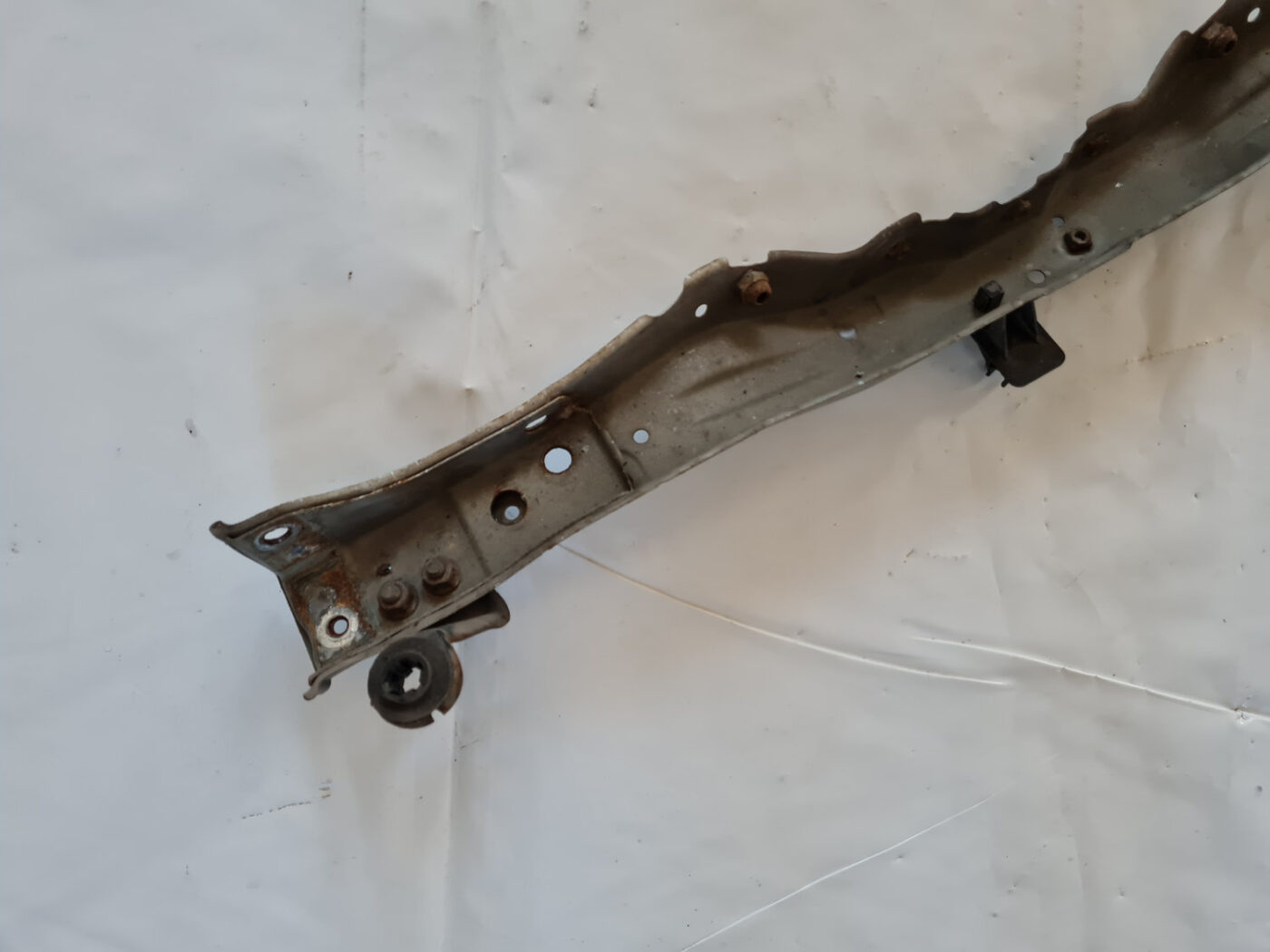 Priekšējā radiatora rāmja augšēja daļa priekš TOYOTA AVENSIS 2007 UNIVERSAL 5 Priekšējā radiatora rāmja augšēja daļa priekš TOYOTA AVENSIS 2007 UNIVERSAL