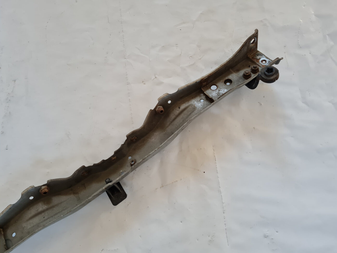 Priekšējā radiatora rāmja augšēja daļa priekš TOYOTA AVENSIS 2007 UNIVERSAL 3 Priekšējā radiatora rāmja augšēja daļa priekš TOYOTA AVENSIS 2007 UNIVERSAL