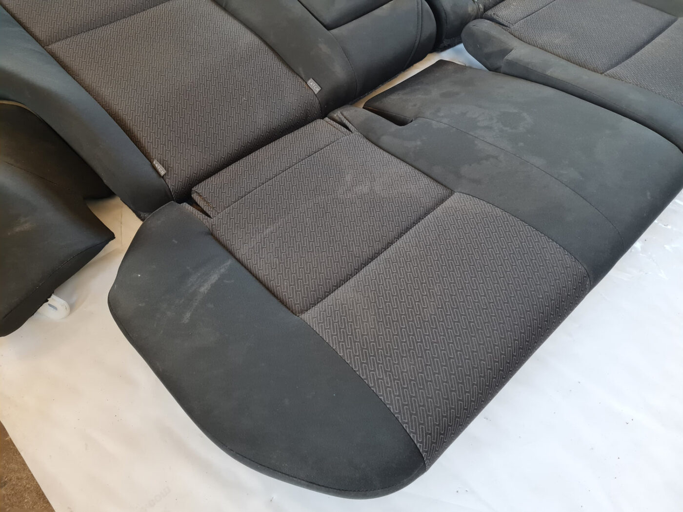 Aizmugurējais sēdeklis priekš TOYOTA AVENSIS 2007 UNIVERSAL 2 Aizmugurējais sēdeklis priekš TOYOTA AVENSIS 2007 UNIVERSAL