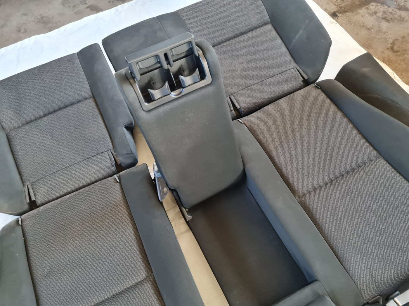 Aizmugurējais sēdeklis priekš TOYOTA AVENSIS 2007 UNIVERSAL 4 Aizmugurējais sēdeklis priekš TOYOTA AVENSIS 2007 UNIVERSAL