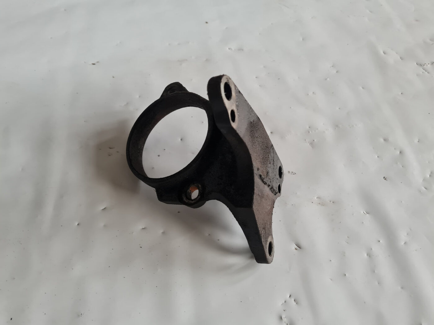 Priekšējas pusasses kronšteins priekš TOYOTA AVENSIS 2007 UNIVERSAL 2 Priekšējas pusasses kronšteins priekš TOYOTA AVENSIS 2007 UNIVERSAL