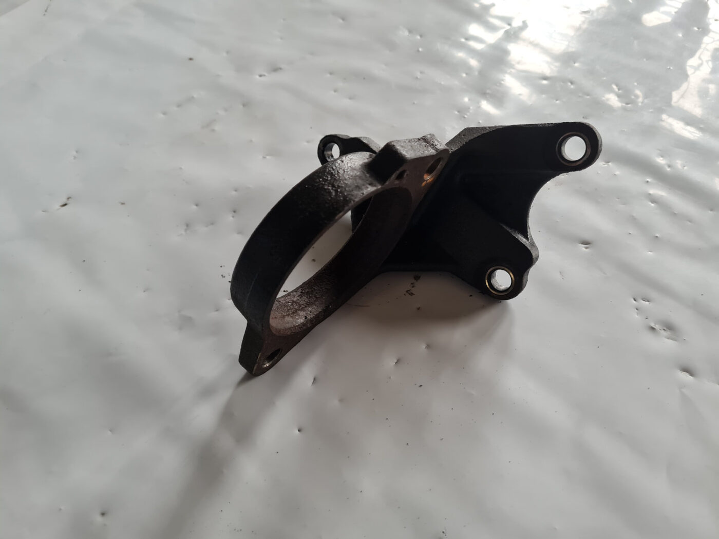 Priekšējas pusasses kronšteins priekš TOYOTA AVENSIS 2007 UNIVERSAL 3 Priekšējas pusasses kronšteins priekš TOYOTA AVENSIS 2007 UNIVERSAL