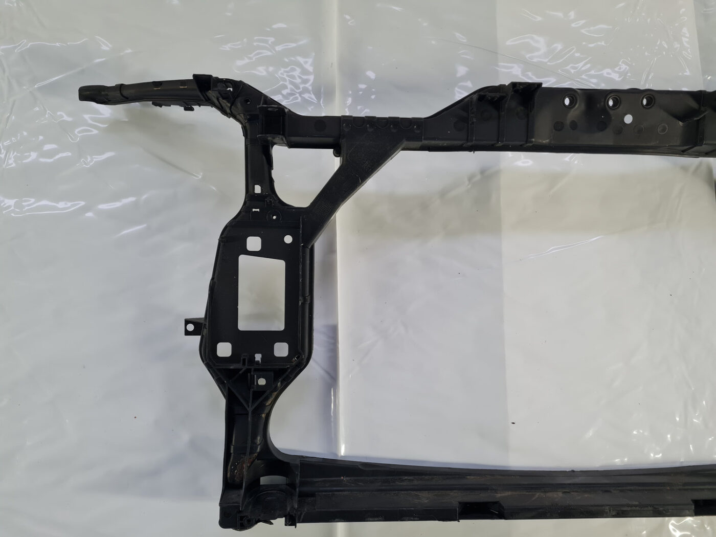 Priekšējā radiatora rāmis priekš AUDI A4 2009-2013