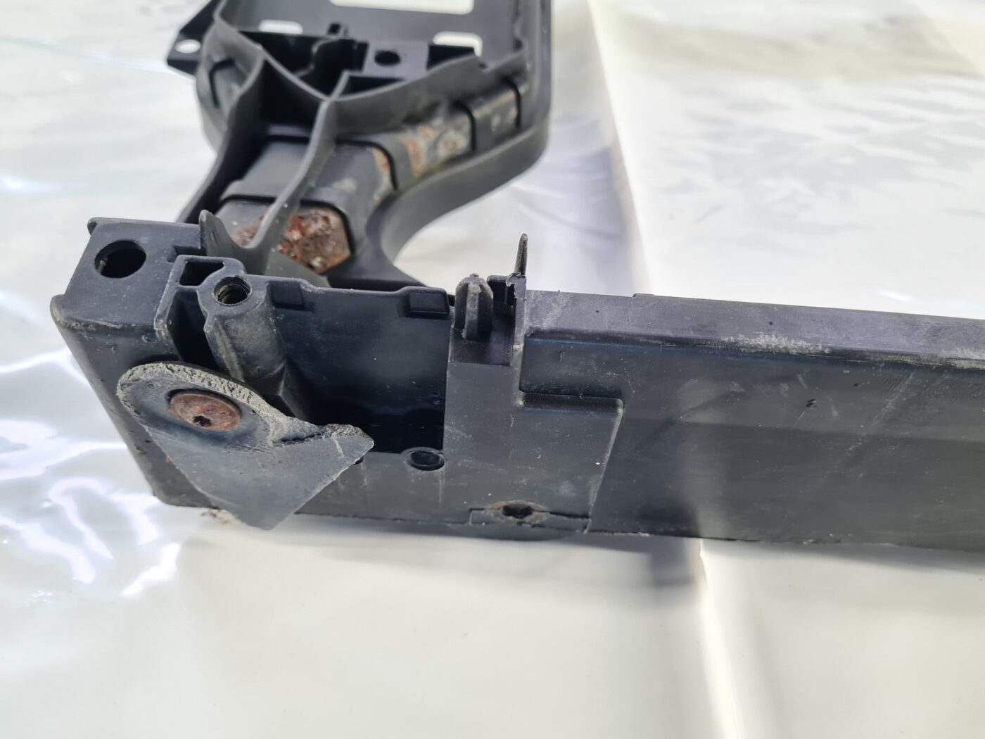 Priekšējā radiatora rāmis priekš AUDI A4 2009-2013