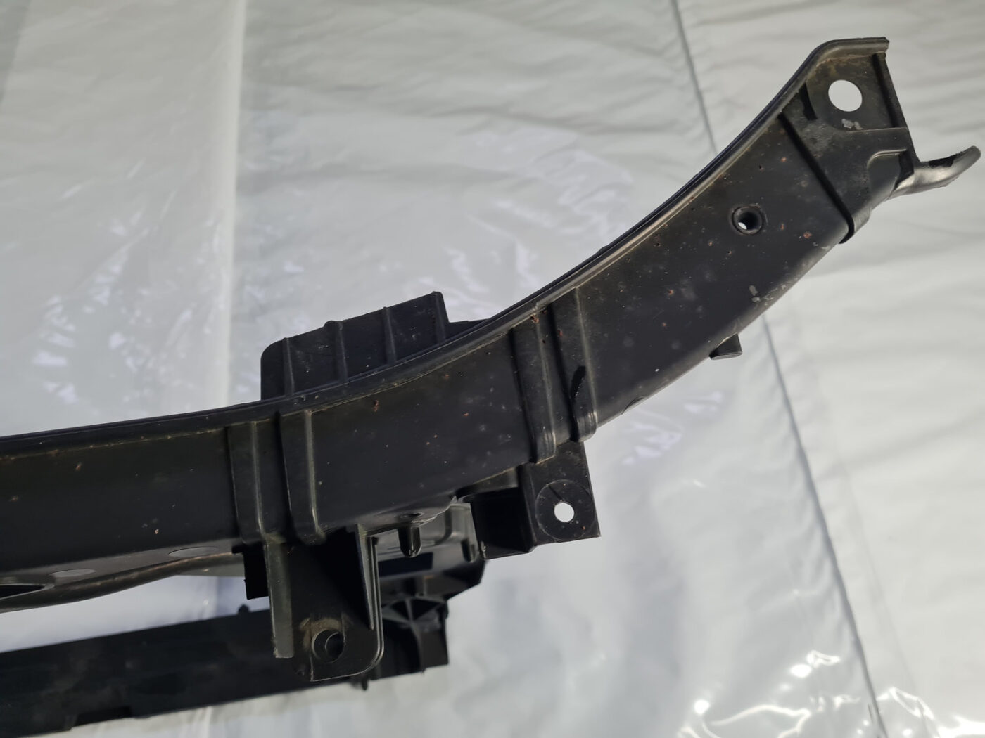 Priekšējā radiatora rāmis priekš AUDI A4 2009-2013