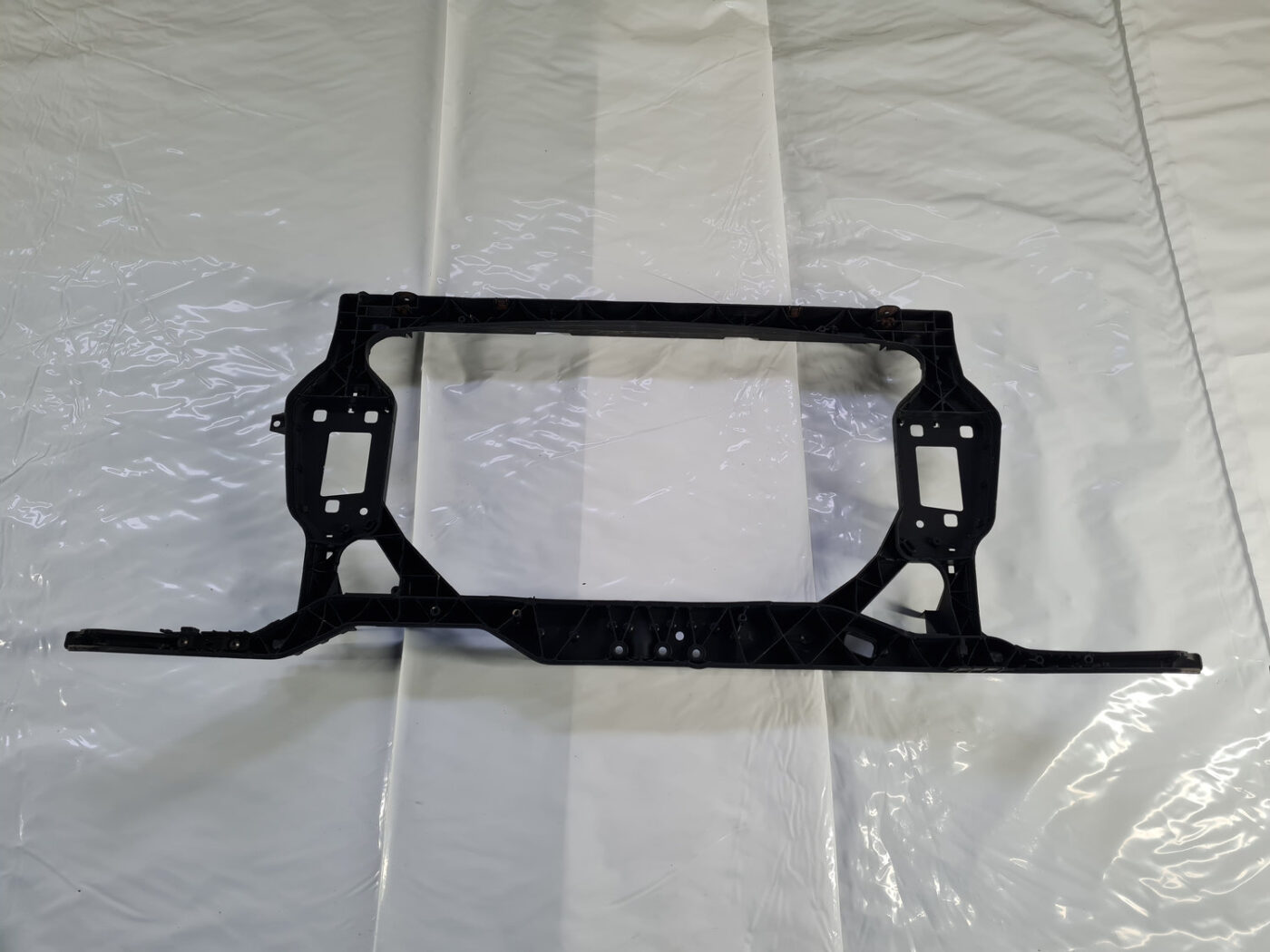 Priekšējā radiatora rāmis priekš AUDI A4 2009-2013