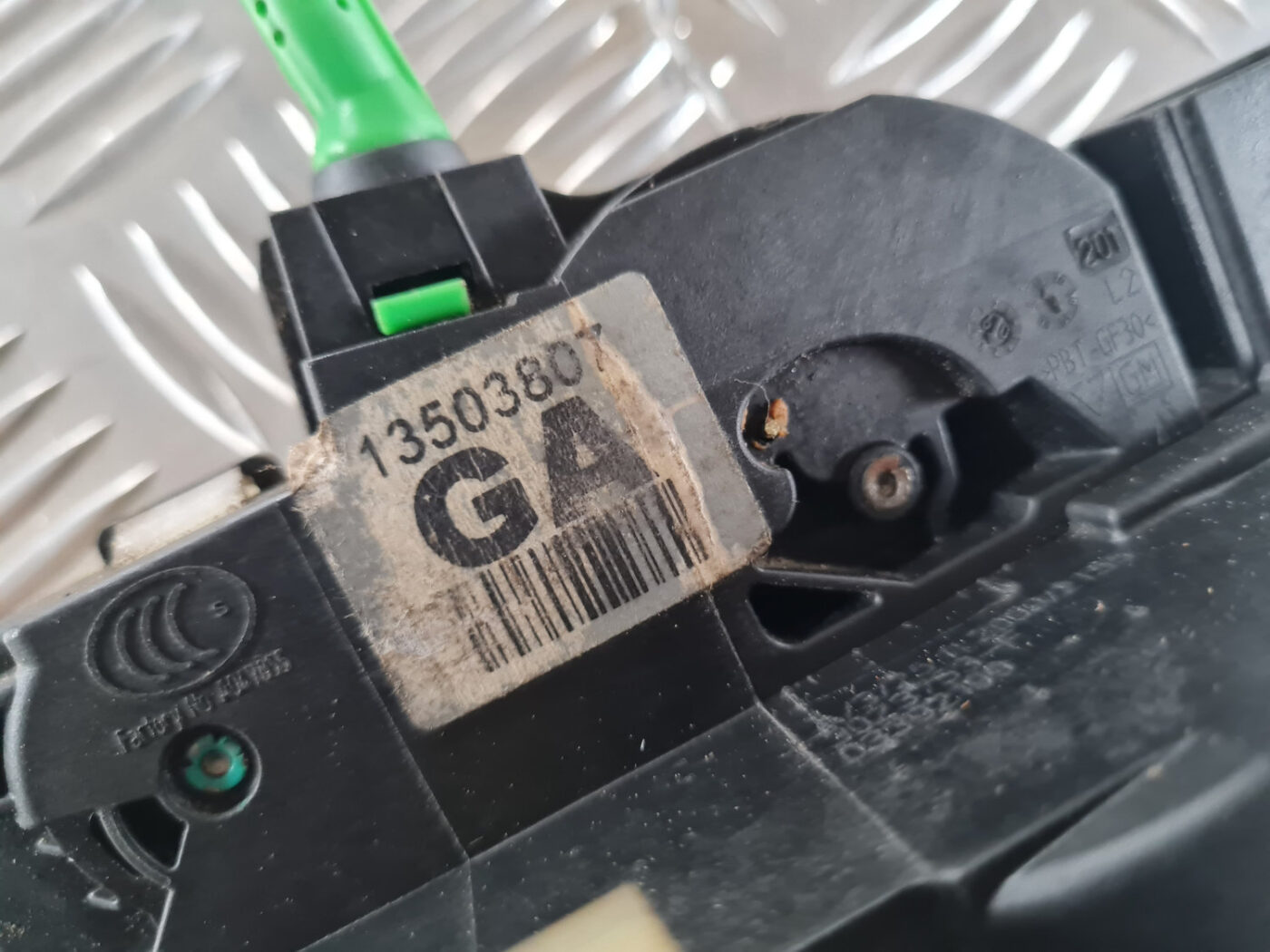 Aizmugurējo kreiso durvju slēdzene priekš OPEL INSIGNIA 2010 7 Aizmugurējo kreiso durvju slēdzene priekš OPEL INSIGNIA 2010