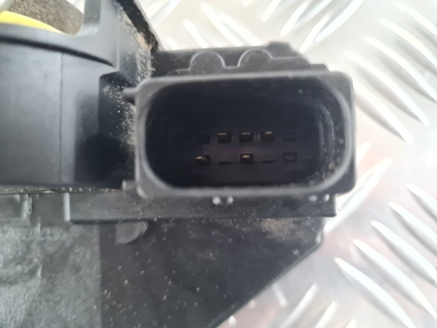 Aizmugurējo kreiso durvju slēdzene priekš OPEL INSIGNIA 2010 5 Aizmugurējo kreiso durvju slēdzene priekš OPEL INSIGNIA 2010