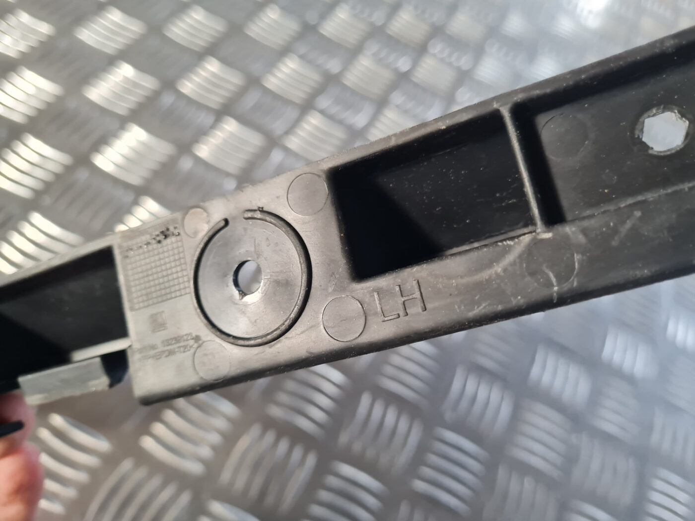 Aizmugurēja bufera kronšteins priekš OPEL INSIGNIA 2010