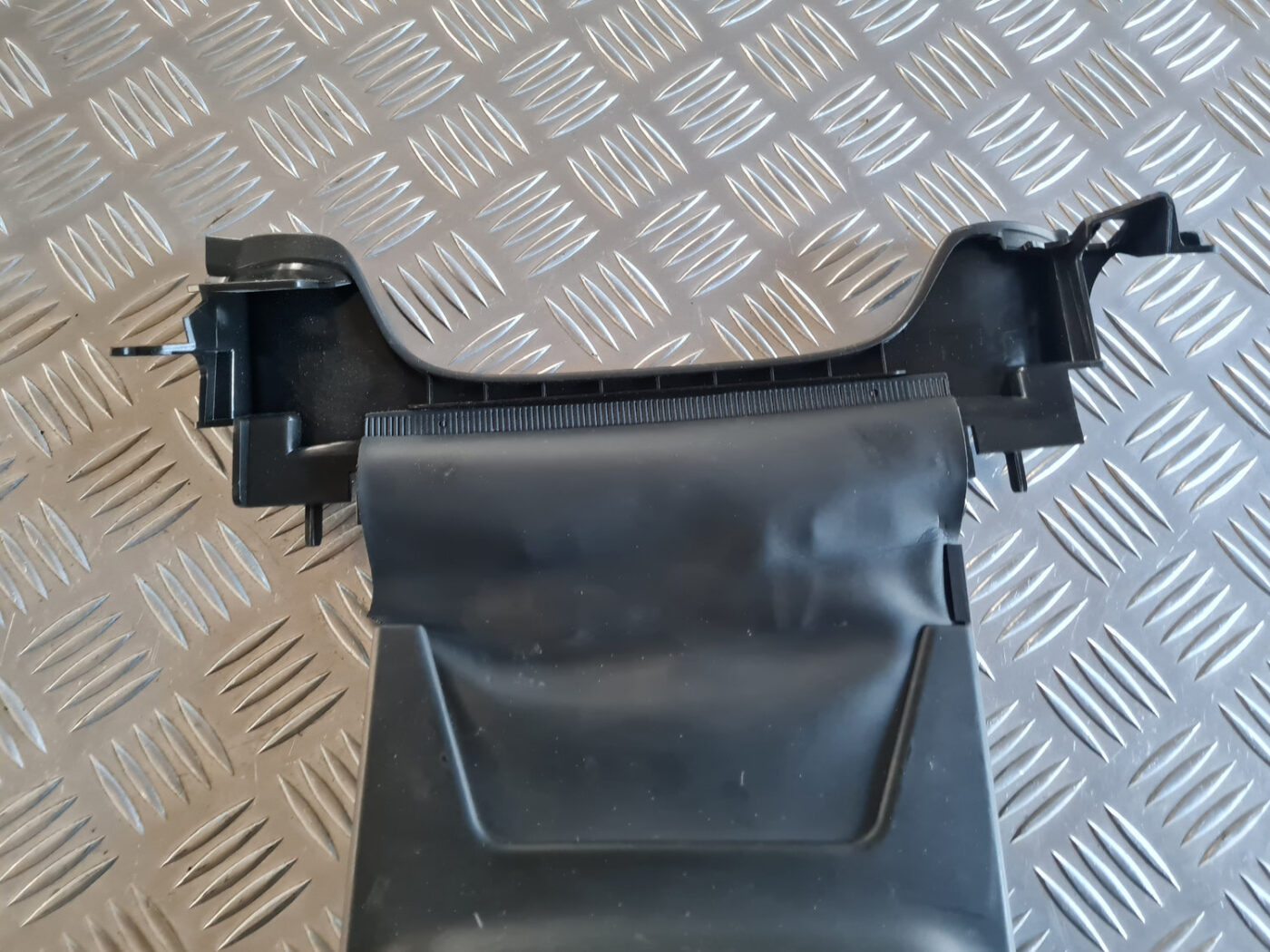 Stūres statnes putekļu aizsargs (salonā) priekš OPEL INSIGNIA 2010 2 Stūres statnes putekļu aizsargs (salonā) priekš OPEL INSIGNIA 2010