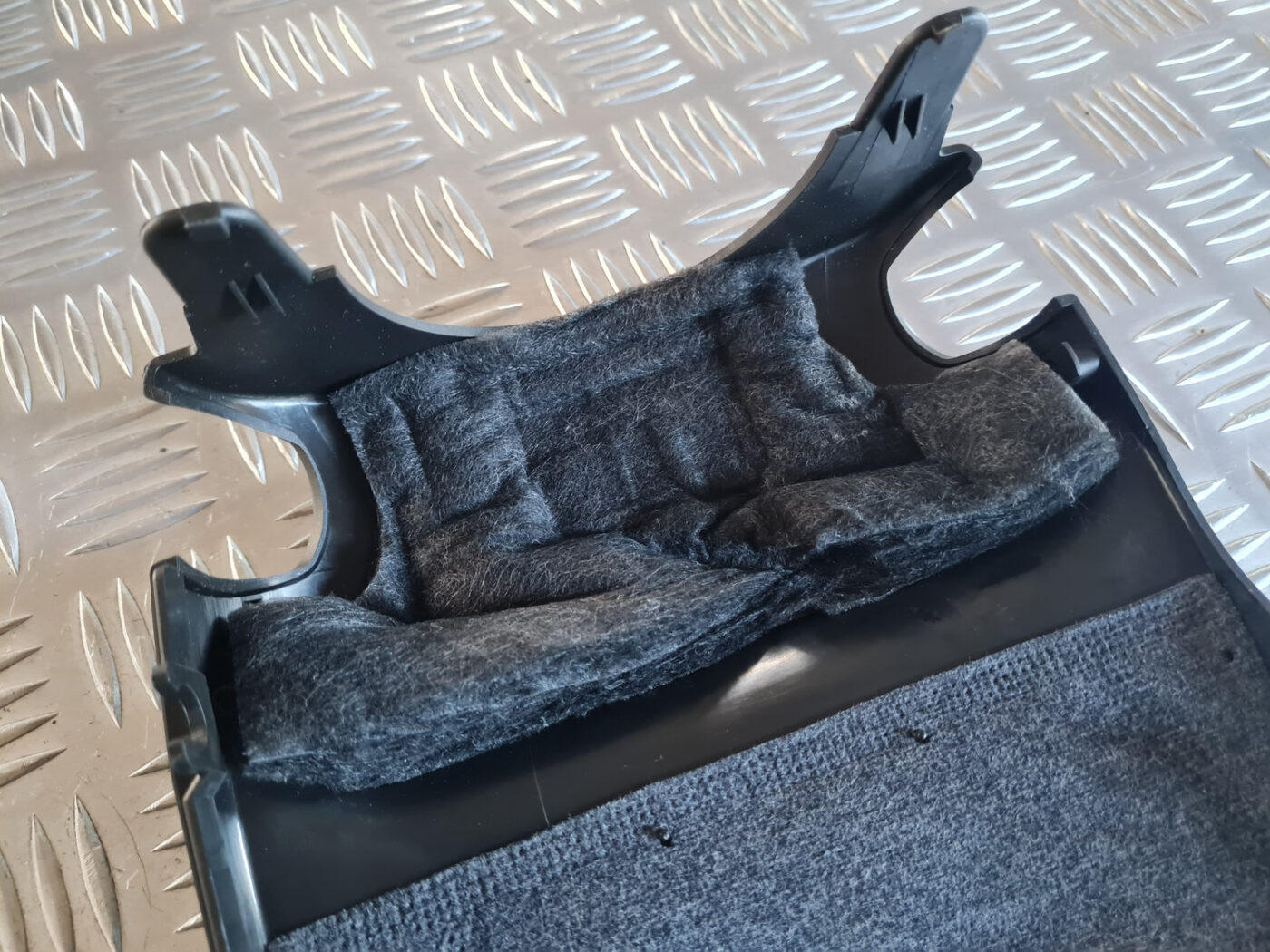 Stūres statnes putekļu aizsargs (salonā) priekš OPEL INSIGNIA 2010 5 Stūres statnes putekļu aizsargs (salonā) priekš OPEL INSIGNIA 2010