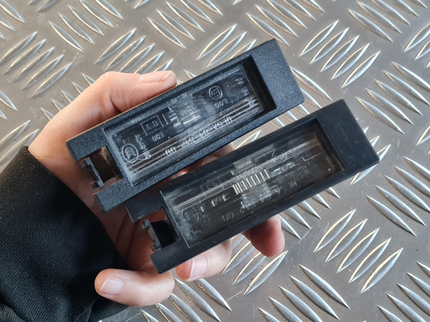 Numura zīmes apgaismojums priekš OPEL INSIGNIA 2010 6 Numura zīmes apgaismojums priekš OPEL INSIGNIA 2010