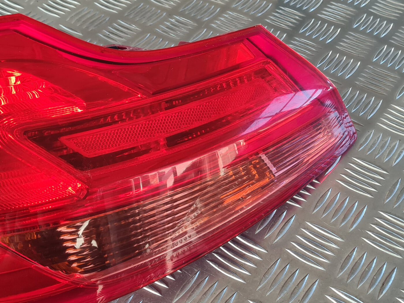 Bagāžnieka vāka kreisais lukturis priekš OPEL INSIGNIA 2010