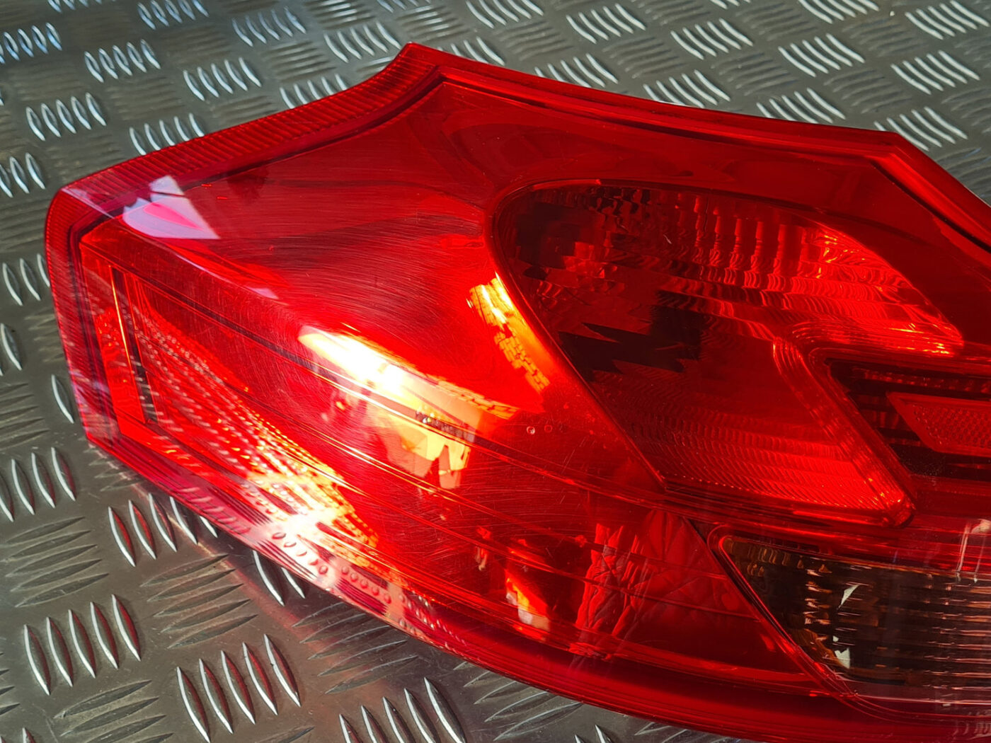 Bagāžnieka vāka kreisais lukturis priekš OPEL INSIGNIA 2010