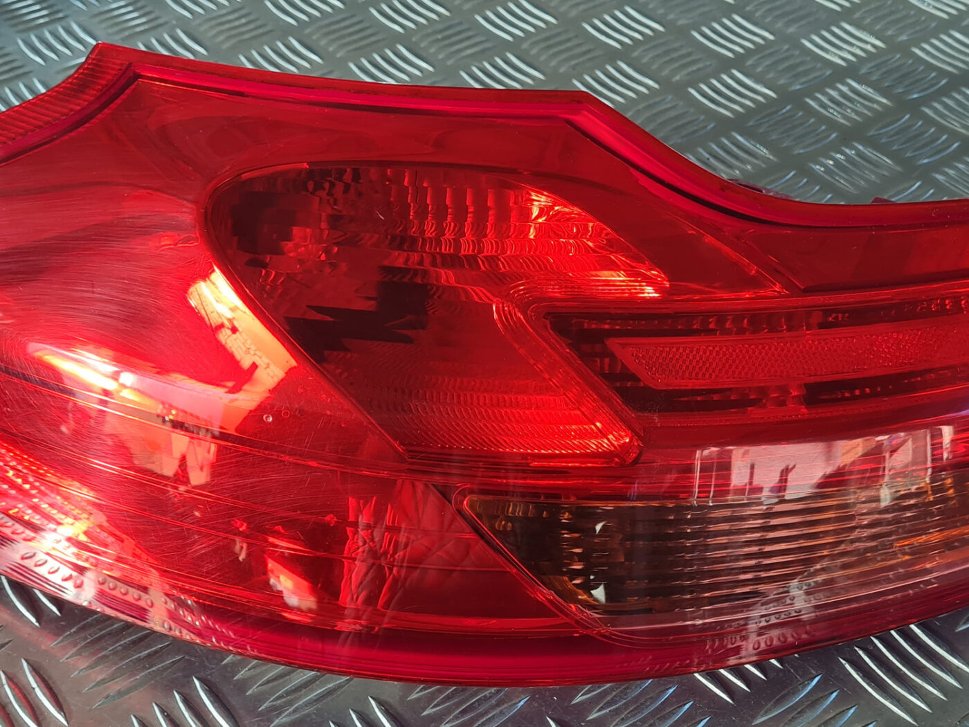 Bagāžnieka vāka kreisais lukturis priekš OPEL INSIGNIA 2010