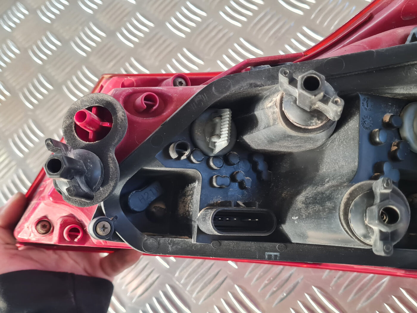 Bagāžnieka vāka kreisais lukturis priekš OPEL INSIGNIA 2010