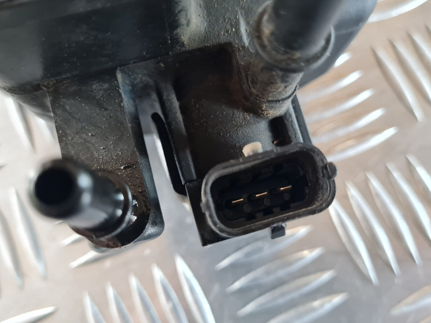 Degvielas filtra korpuss priekš OPEL INSIGNIA 2010 5 Degvielas filtra korpuss priekš OPEL INSIGNIA 2010