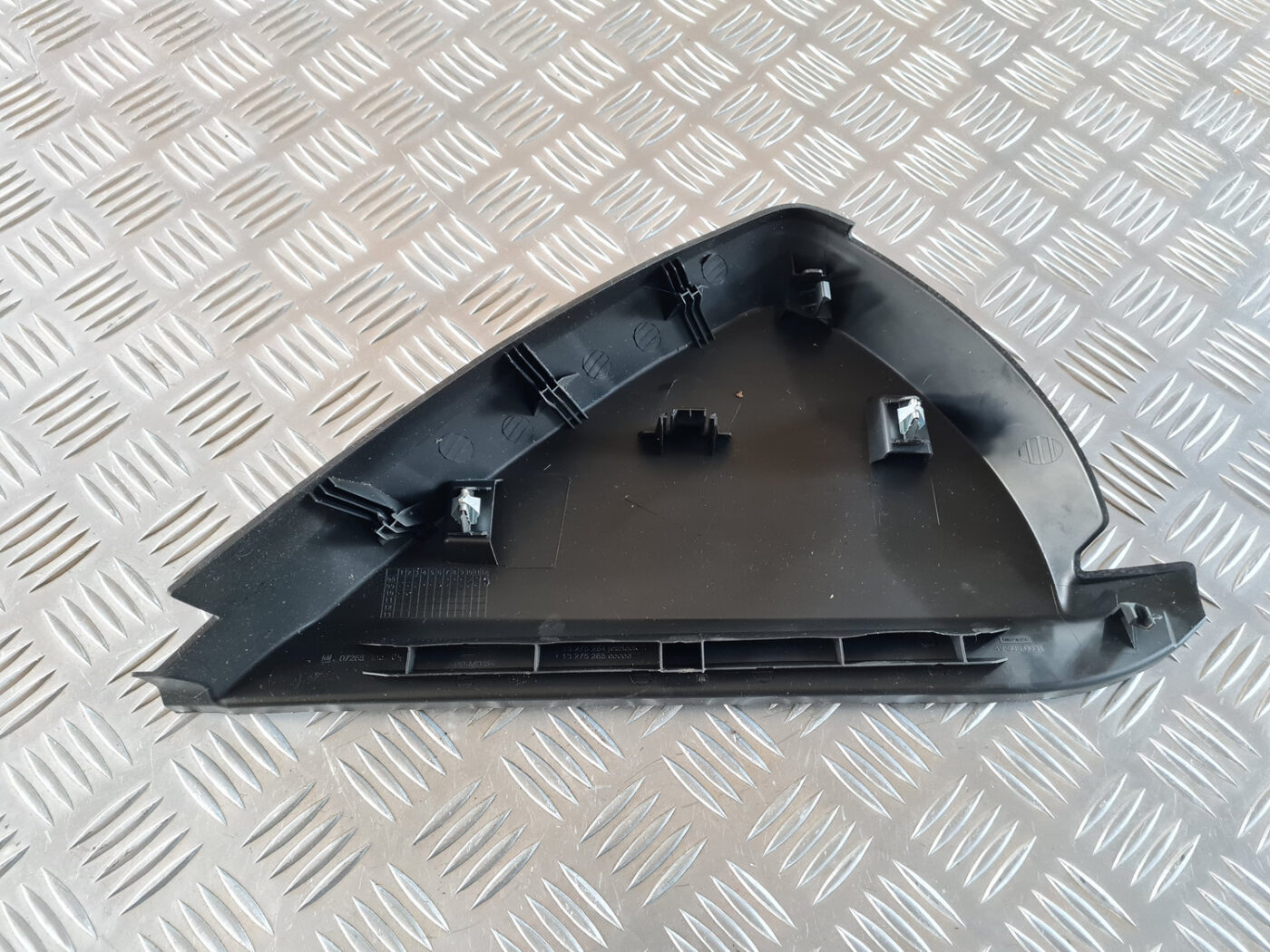 Mērinstrumentu paneļa sānu apdare priekš OPEL INSIGNIA 2010 2 Mērinstrumentu paneļa sānu apdare priekš OPEL INSIGNIA 2010