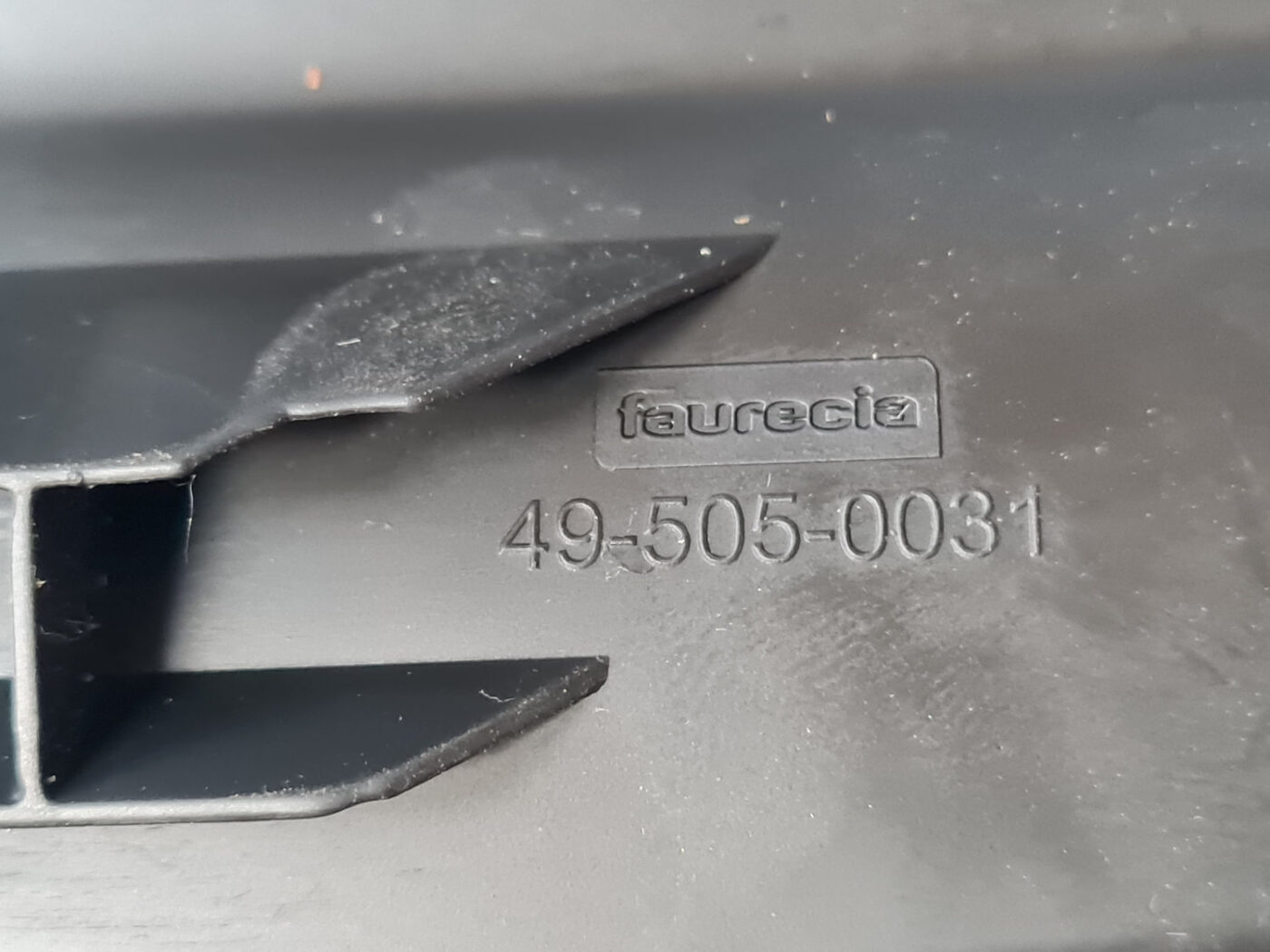 Mērinstrumentu paneļa sānu apdare priekš OPEL INSIGNIA 2010 3 Mērinstrumentu paneļa sānu apdare priekš OPEL INSIGNIA 2010