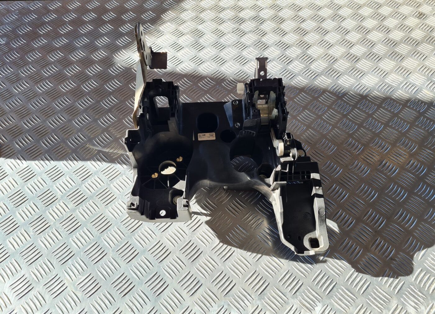 Bremžu pedāļa kronšteins priekš OPEL INSIGNIA 2010 1 Bremžu pedāļa kronšteins priekš OPEL INSIGNIA 2010