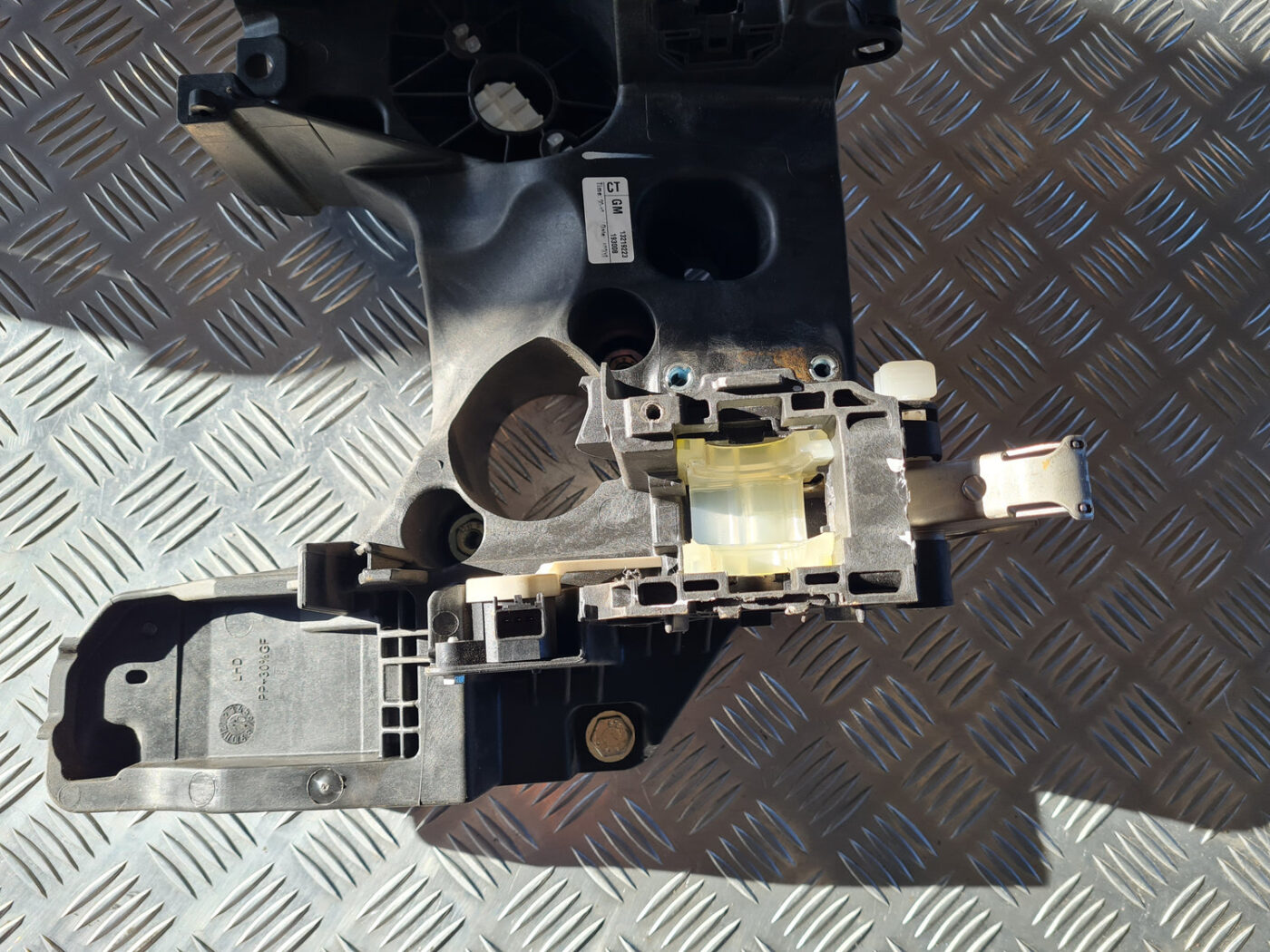 Bremžu pedāļa kronšteins priekš OPEL INSIGNIA 2010 8 Bremžu pedāļa kronšteins priekš OPEL INSIGNIA 2010