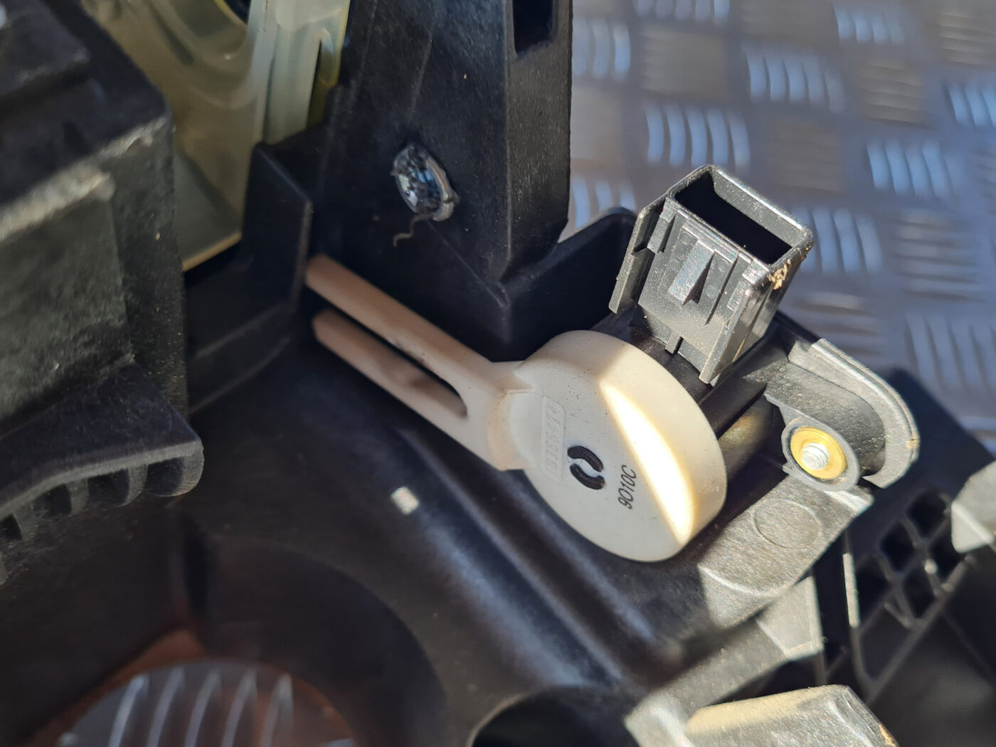 Bremžu pedāļa kronšteins priekš OPEL INSIGNIA 2010 5 Bremžu pedāļa kronšteins priekš OPEL INSIGNIA 2010