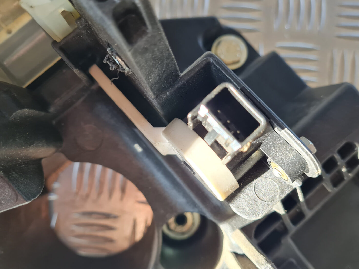 Bremžu pedāļa kronšteins priekš OPEL INSIGNIA 2010 4 Bremžu pedāļa kronšteins priekš OPEL INSIGNIA 2010