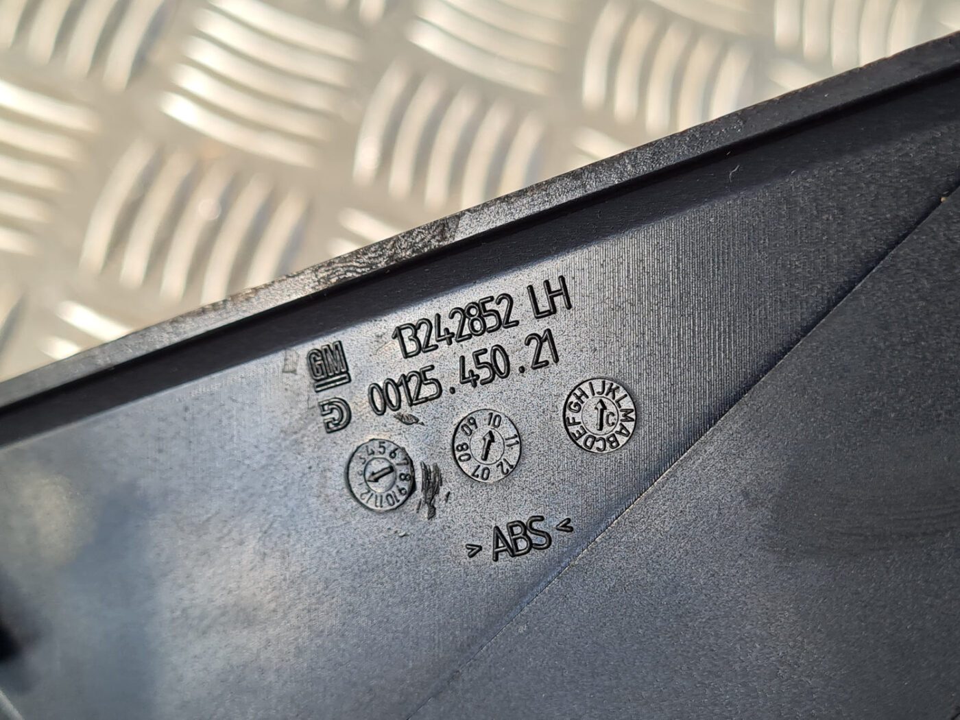 Centrālās konsoles (apdares) sānu panelis priekš OPEL INSIGNIA 2010