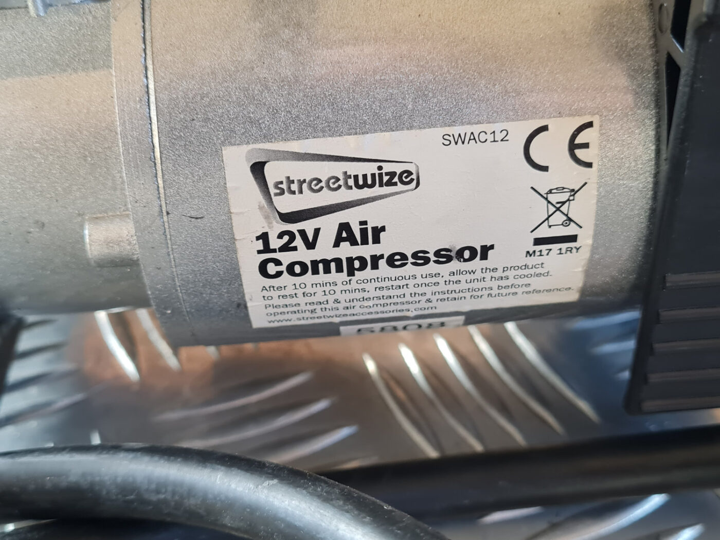 Riepu gaisa kompresors priekš OPEL INSIGNIA 2010 10 Riepu gaisa kompresors priekš OPEL INSIGNIA 2010