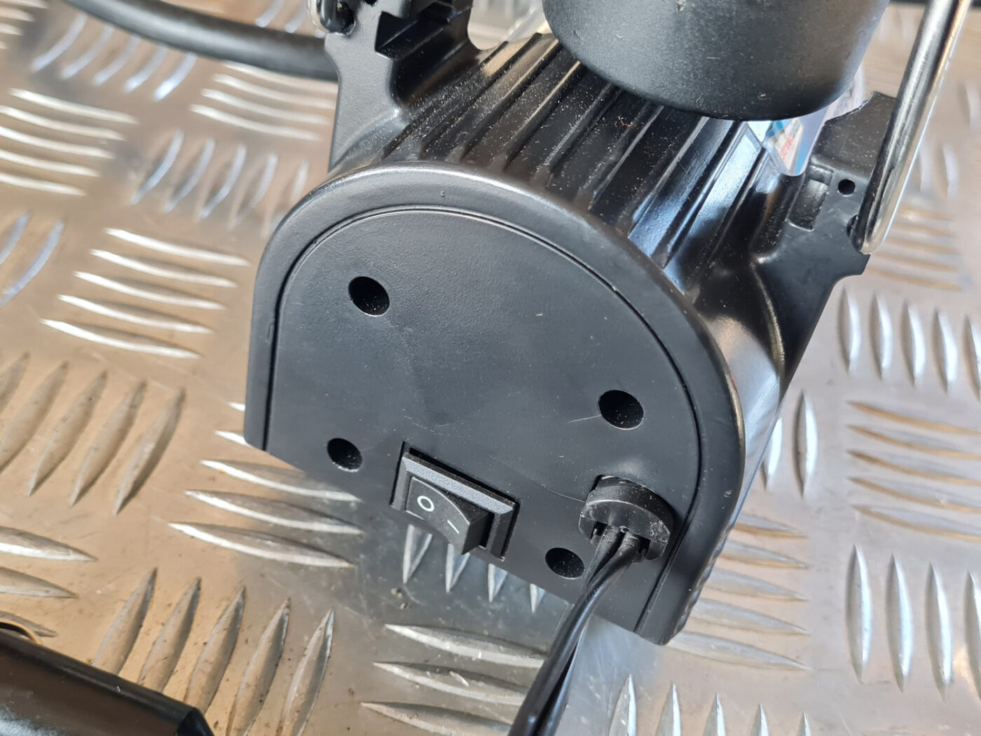 Riepu gaisa kompresors priekš OPEL INSIGNIA 2010 6 Riepu gaisa kompresors priekš OPEL INSIGNIA 2010