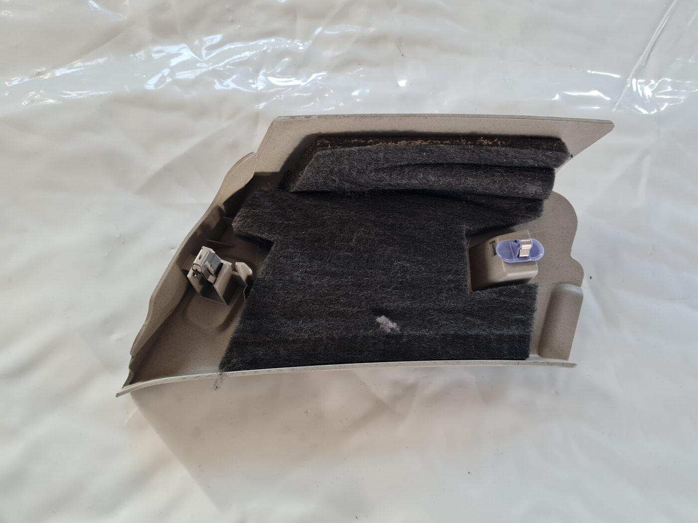 Aizmugurējas salona statnes apdare priekš OPEL INSIGNIA 2010